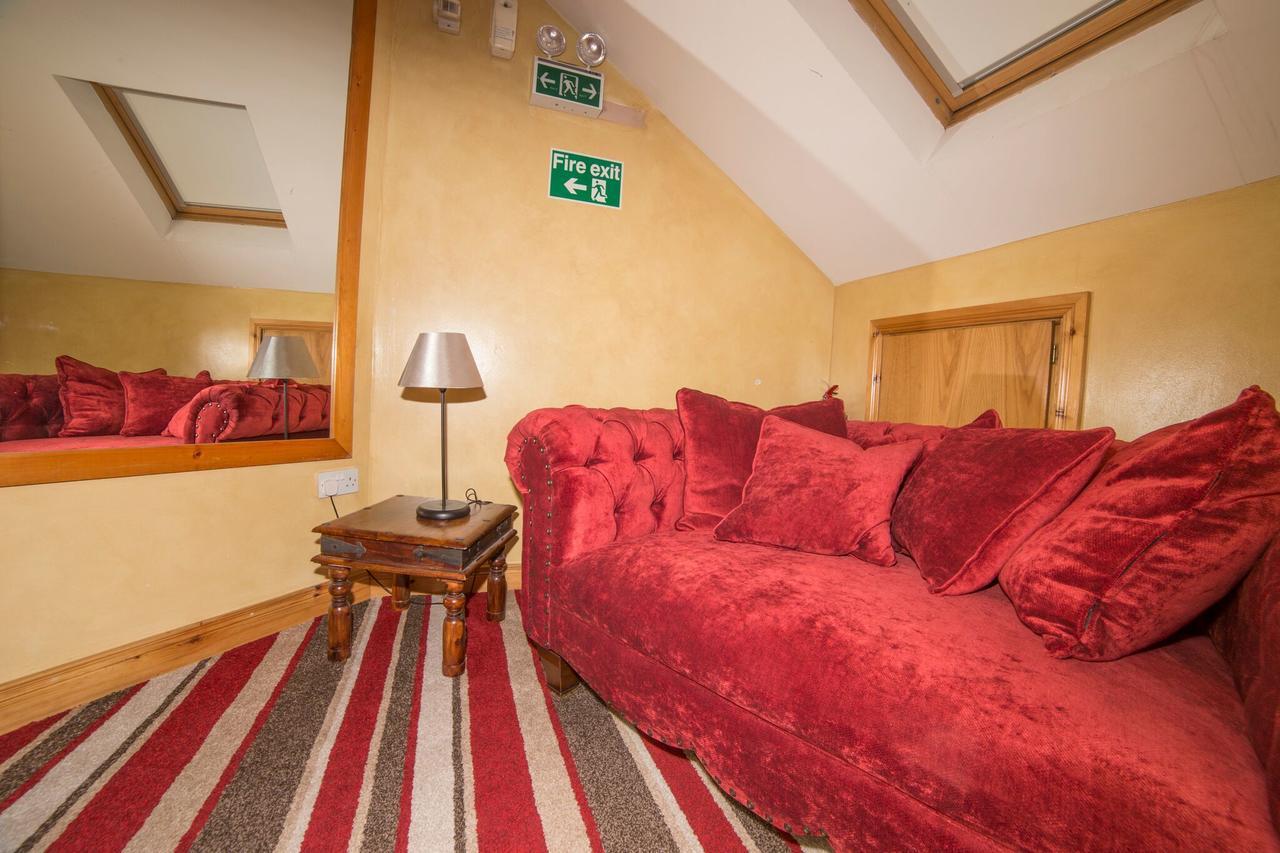 The Frontier Hotel Bridgend Екстер'єр фото